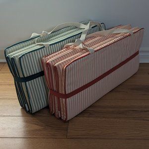 Set of 2 Pool Mattresses (Green and Pink)